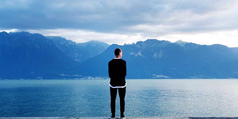 昼夜皆明，智慧节能：揭秘东莞龙凯LED户外广告屏亮度自动调节技术