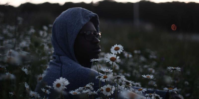 橱窗革命:东莞龙凯LED透明屏如何为零售空间打造通透与炫彩的完美平衡